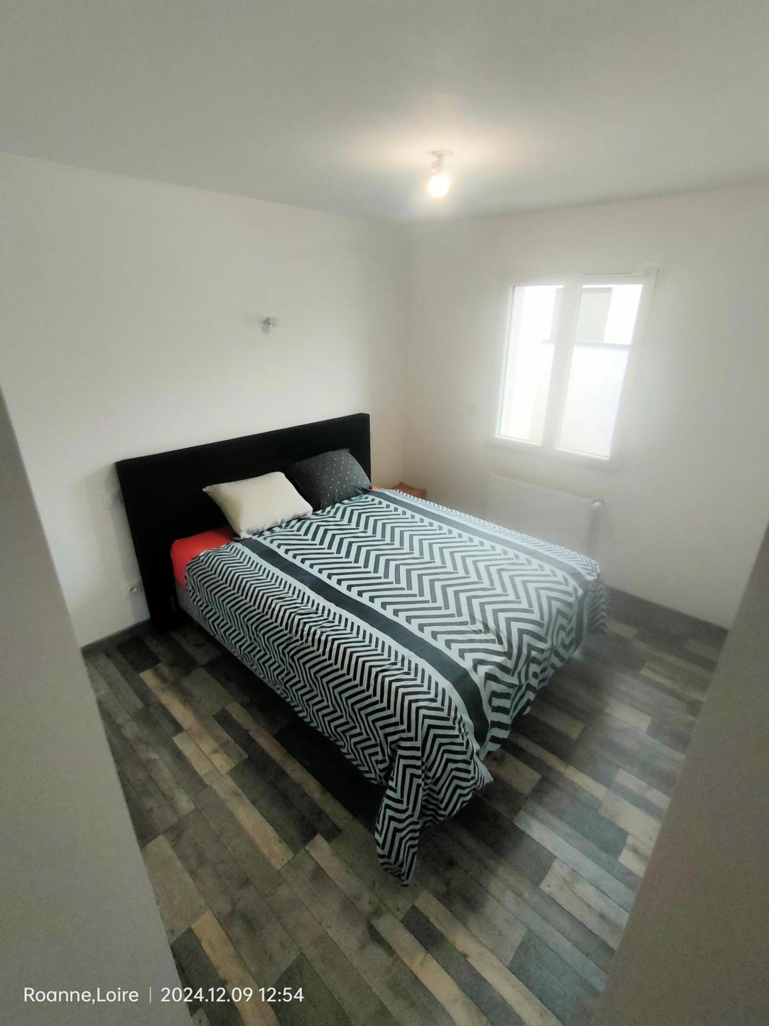 Chambre Dans Maison Plain-Pied Moderne ロアンヌ エクステリア 写真
