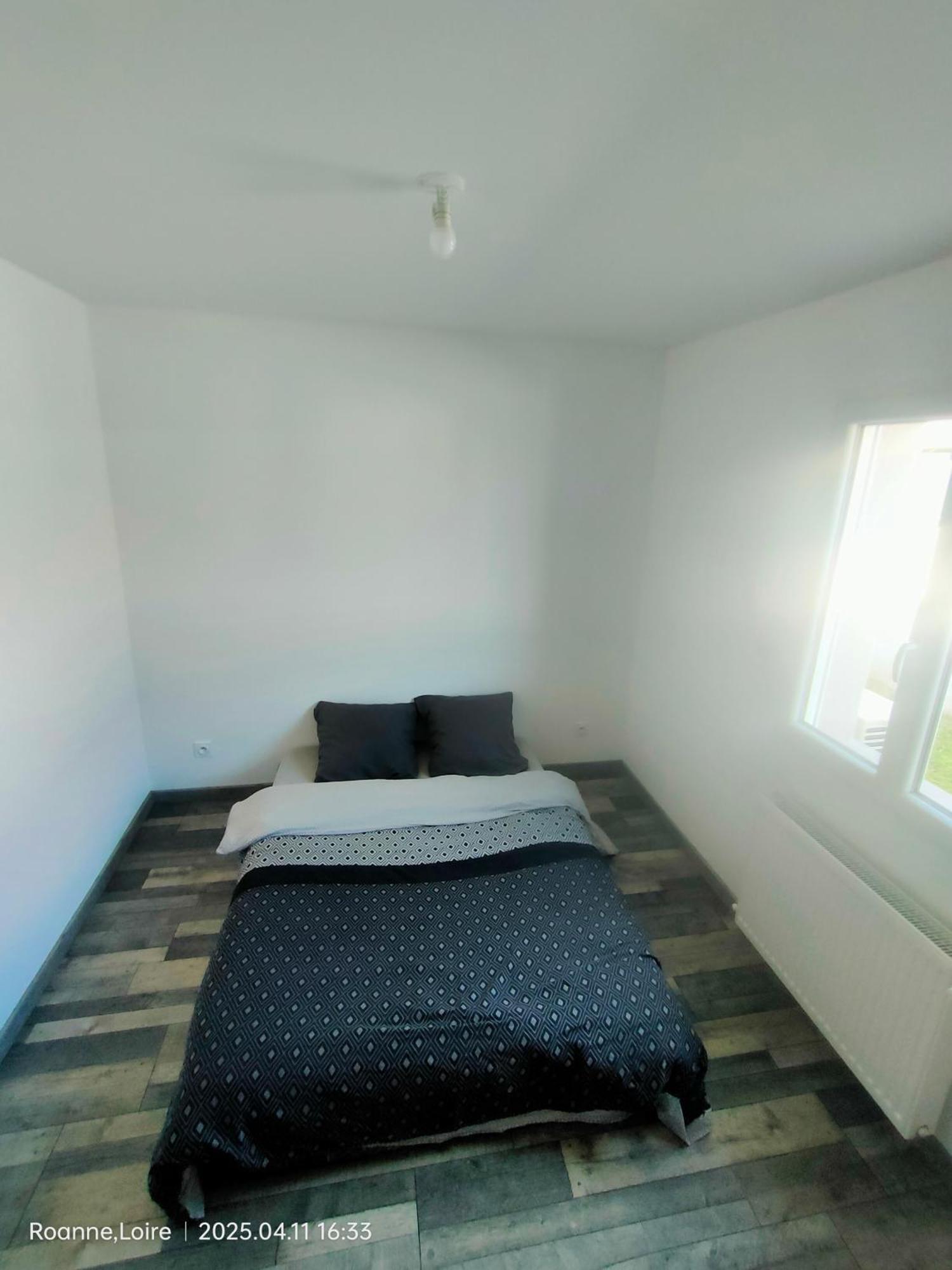 Chambre Dans Maison Plain-Pied Moderne ロアンヌ エクステリア 写真